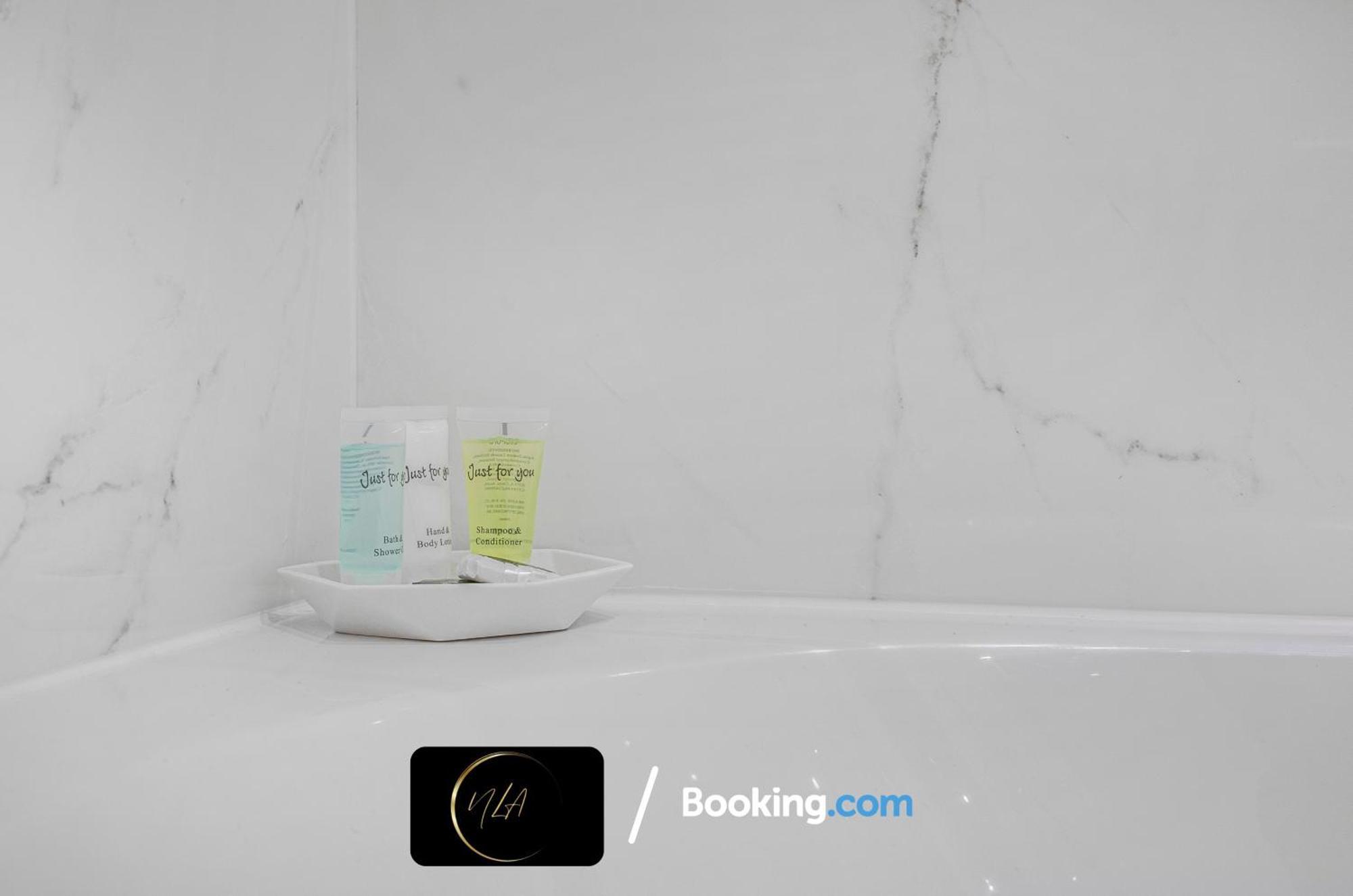City Centre Apartment With Free Parking, 2 Bathrooms, Netflix And Wifi - Suitable For Contractors And Families - By Noor Luxury Accommodations Birmingham Eksteriør bilde