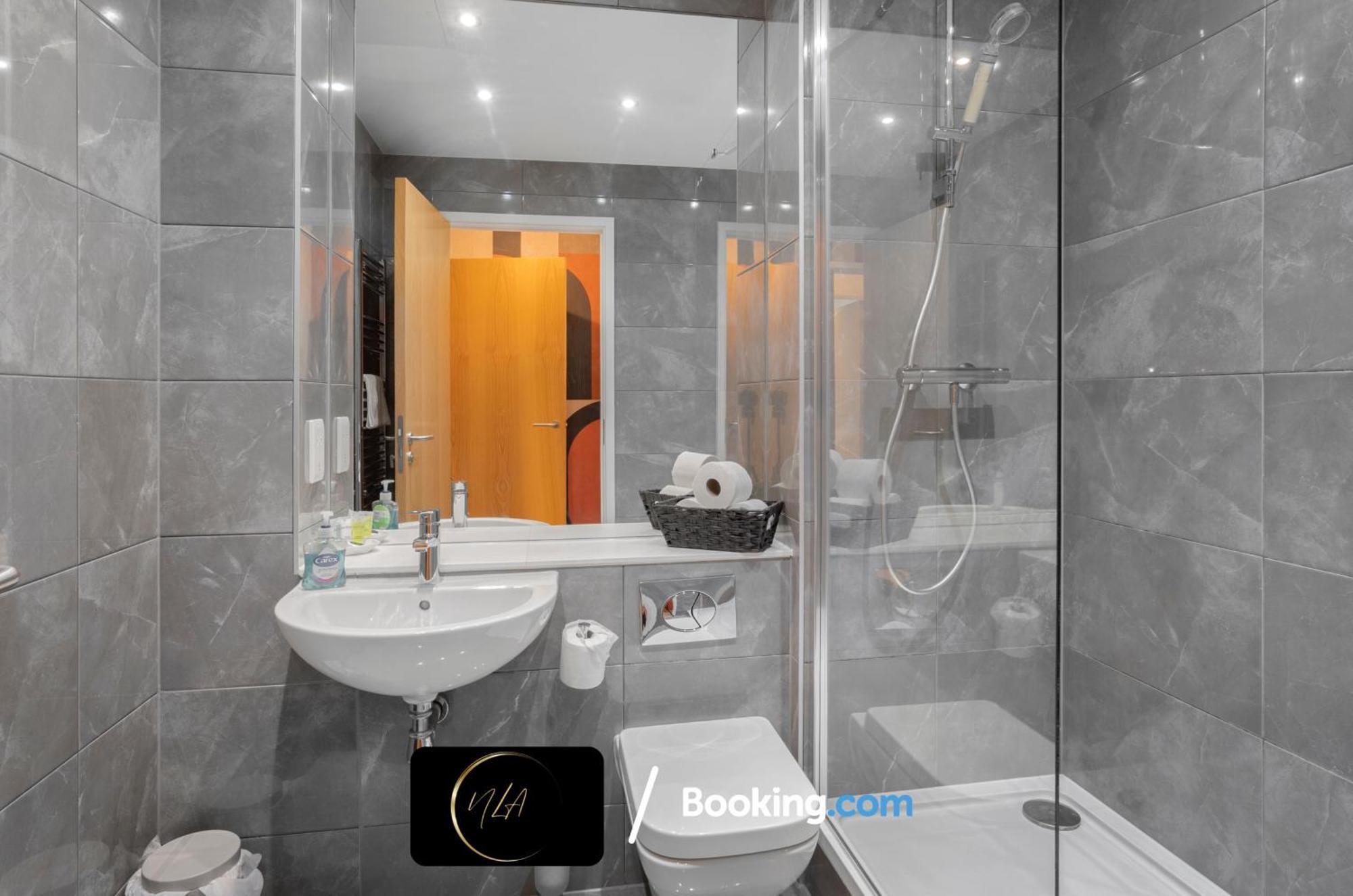 City Centre Apartment With Free Parking, 2 Bathrooms, Netflix And Wifi - Suitable For Contractors And Families - By Noor Luxury Accommodations Birmingham Eksteriør bilde