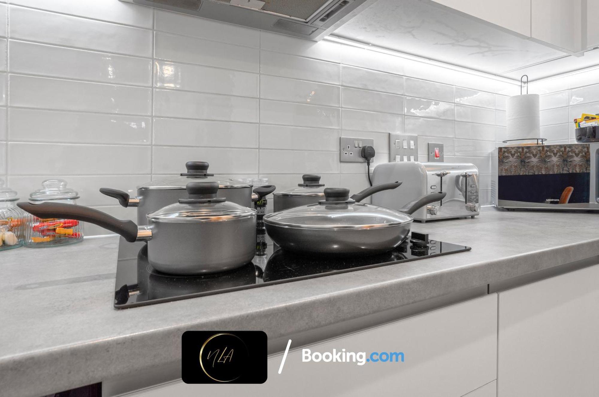 City Centre Apartment With Free Parking, 2 Bathrooms, Netflix And Wifi - Suitable For Contractors And Families - By Noor Luxury Accommodations Birmingham Eksteriør bilde