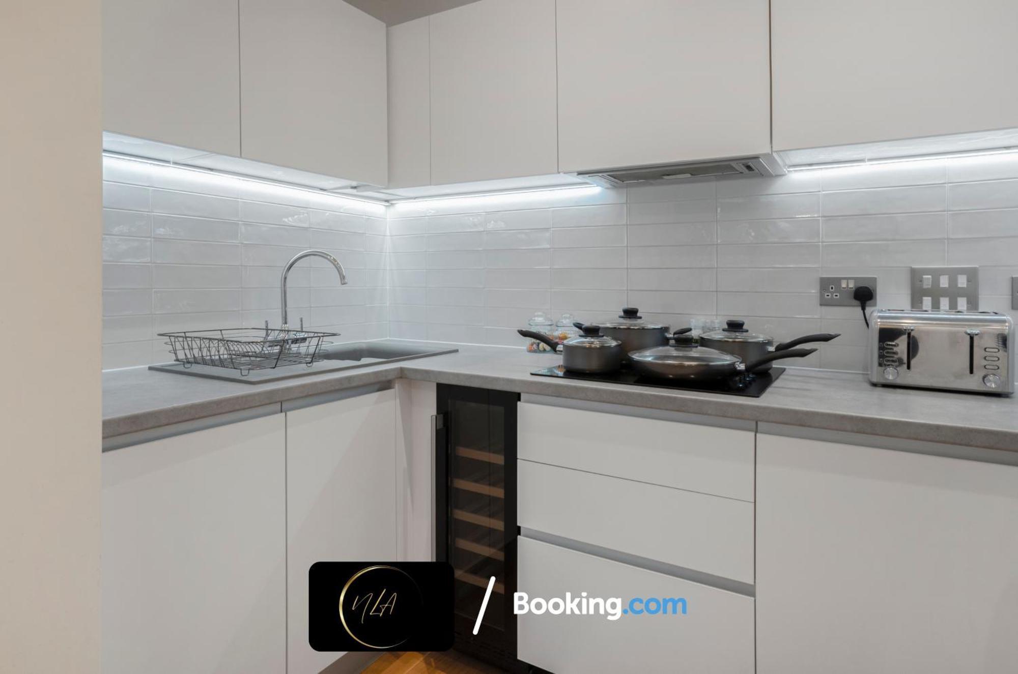 City Centre Apartment With Free Parking, 2 Bathrooms, Netflix And Wifi - Suitable For Contractors And Families - By Noor Luxury Accommodations Birmingham Eksteriør bilde
